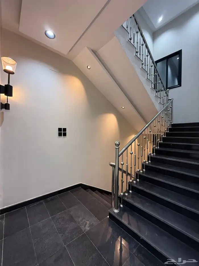 للبيع دور ثاني علوي بسطح خاص 6 غرف سعر 500 الف بحي الراقي 1