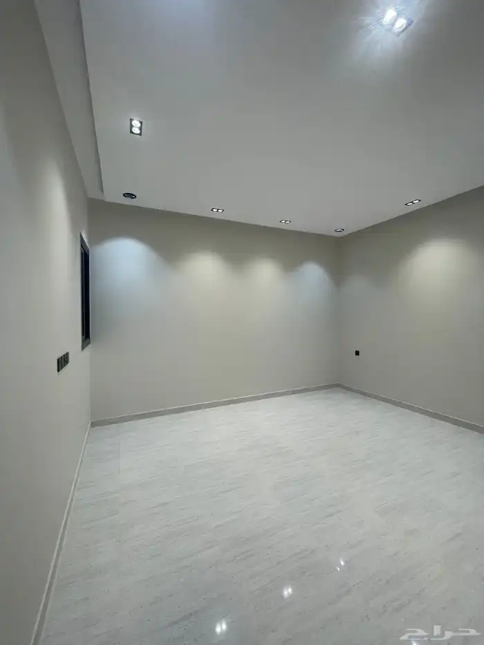 للبيع شقه روف دور ثاني وملحق كبير بالقرب من نادي ضمك 12