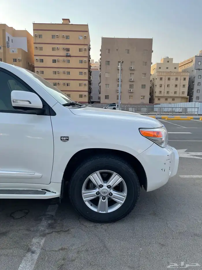 تويوتا لاندكروزر 2015 GXR V8 نسخة 60 عام ممشى قليل 3