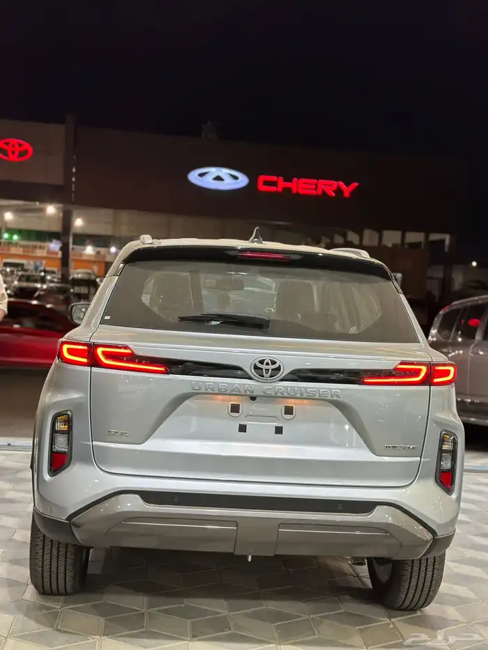 تويوتا اوربان كروزر GLX فل كامل موديل 2026 فضي سقف اسود 3