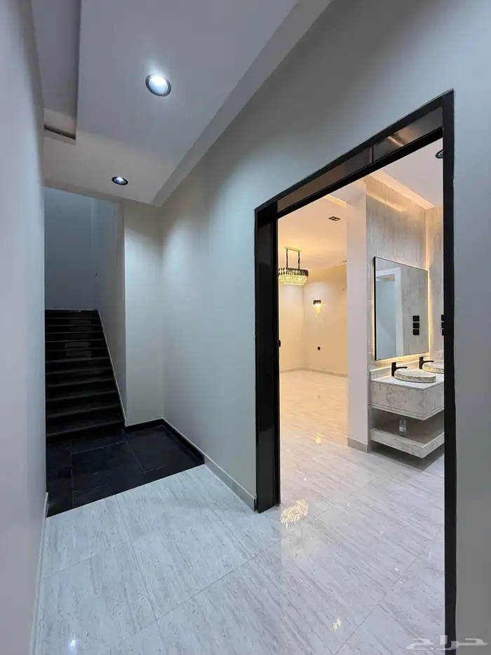 للبيع دور ثاني علوي بسطح خاص 6 غرف سعر 500 الف بحي الراقي 4