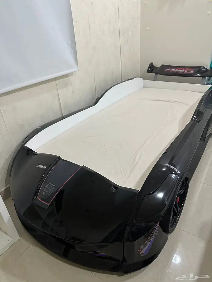 سرير اطفال على شكل سيارة من هوم سنتر مع مرتبة 0