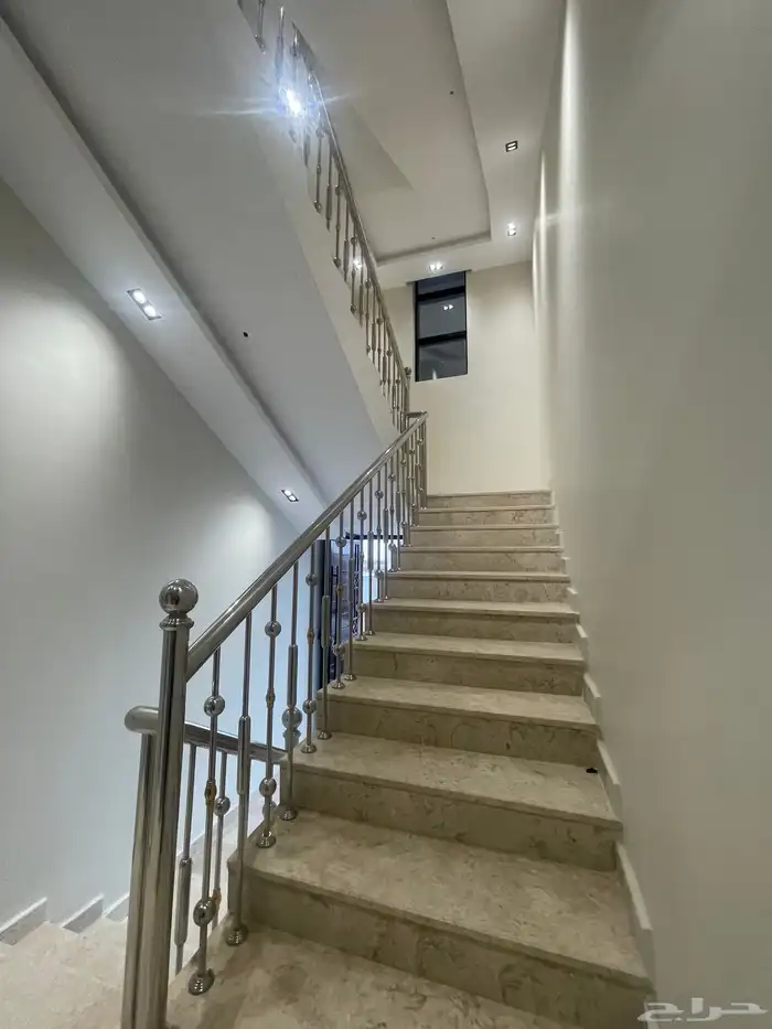 للبيع شقه روف دور ثاني وملحق كبير بالقرب من نادي ضمك 1