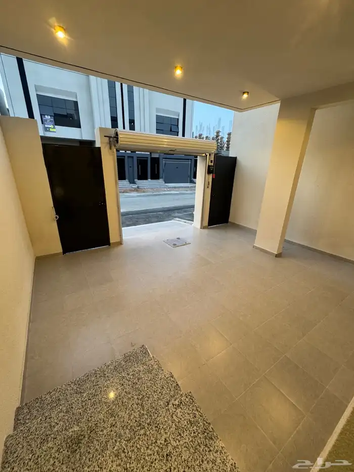 للبيع بأحد رفيده دور تمليك أرضي 6 غرف بمدخل سياره تشطيب vip 3