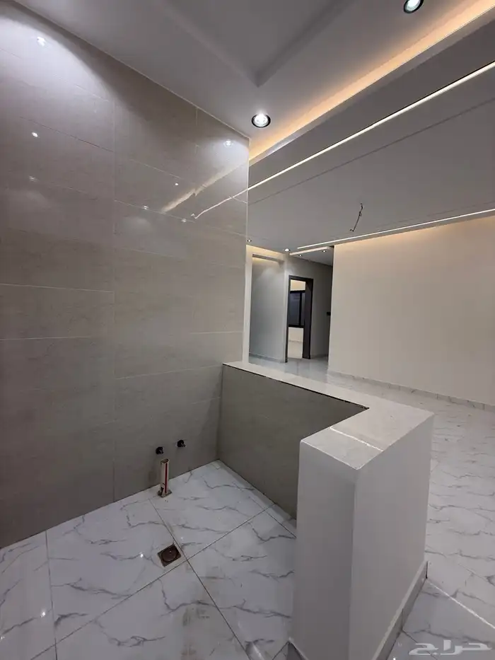 للبيع ارواف علويه وشقق ارضيه ببايكة سيارة ف شمال الخميس 40