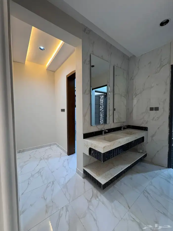 للبيع روف علوى بمدخل سياره مساحه كبيره بالخميس 8