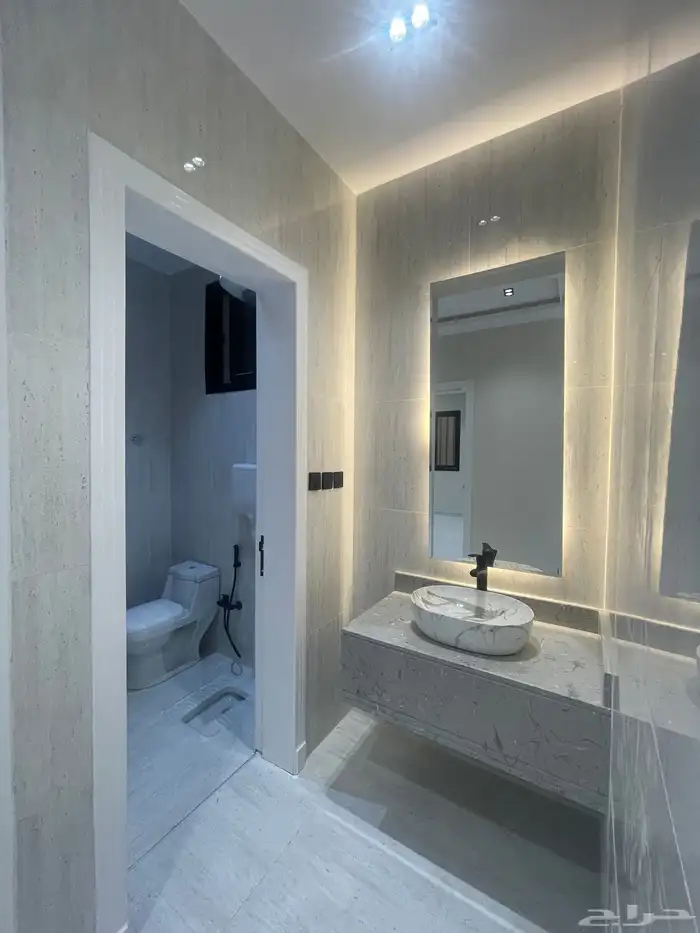 للبيع شقه روف دور ثاني وملحق كبير بالقرب من نادي ضمك 7