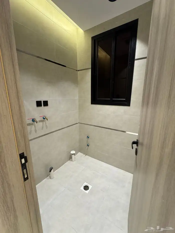 للبيع بأحد رفيده دور تمليك أرضي 6 غرف بمدخل سياره تشطيب vip 14