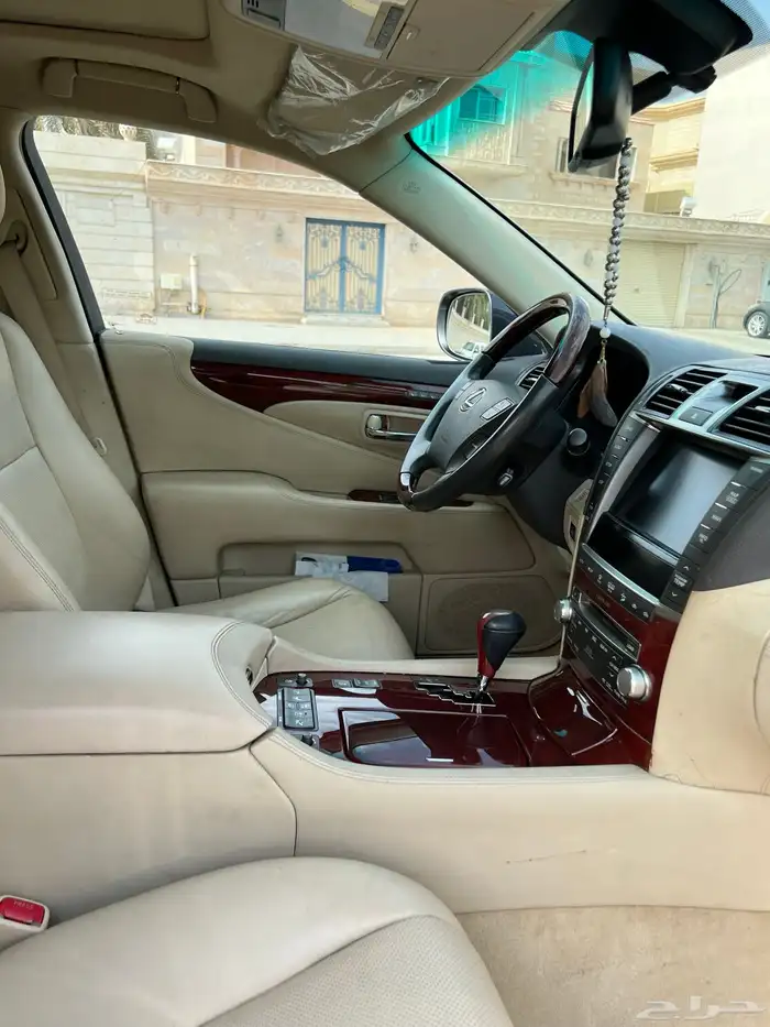لكزس LS460L 2010. مخزن 6
