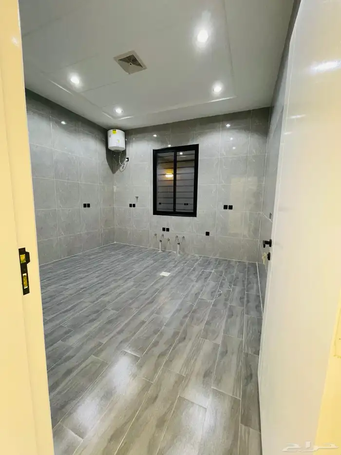 للبيع ادوار ارضي بحوش مدخل سيارة من 550 الف شمال الخميس 11