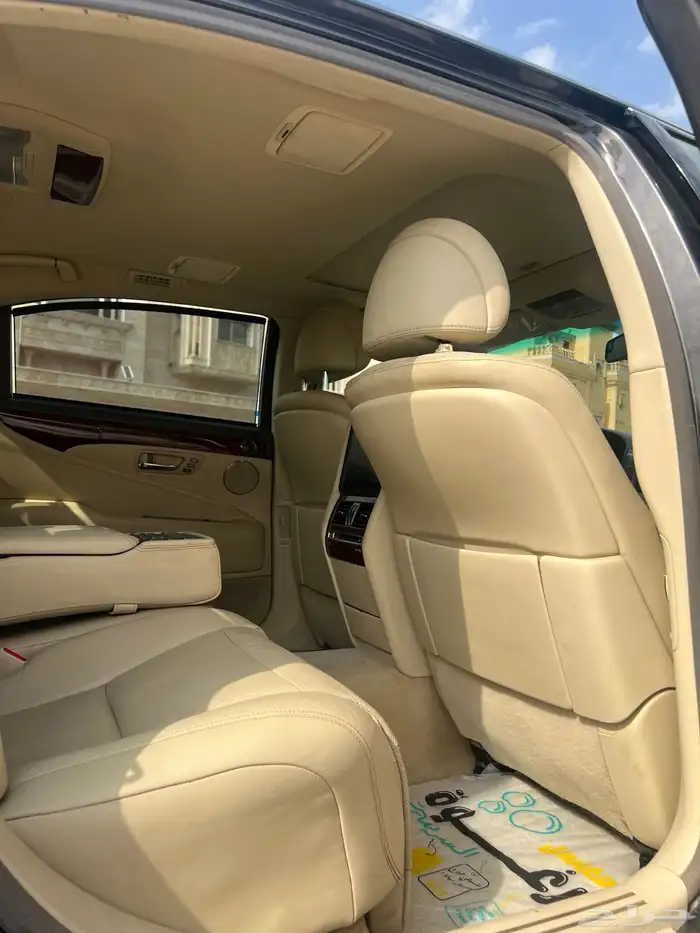 لكزس LS460L 2010. مخزن 8