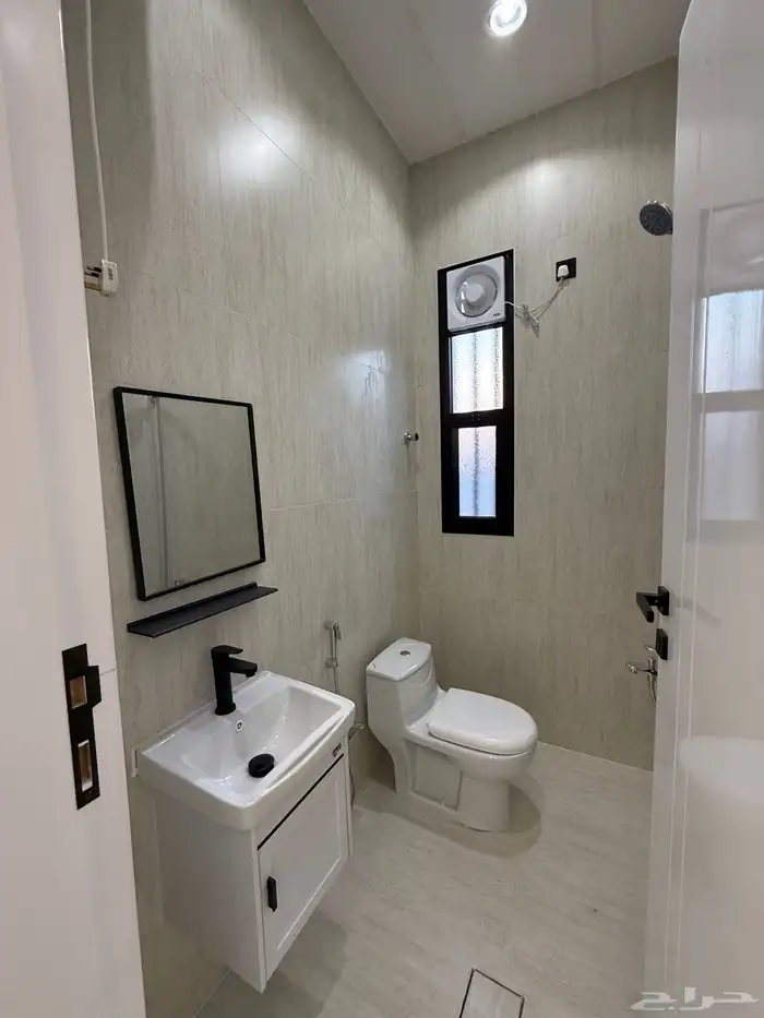 للبيع ارواف علويه وشقق ارضيه تشطيب فندقي ف احد رفيده 38