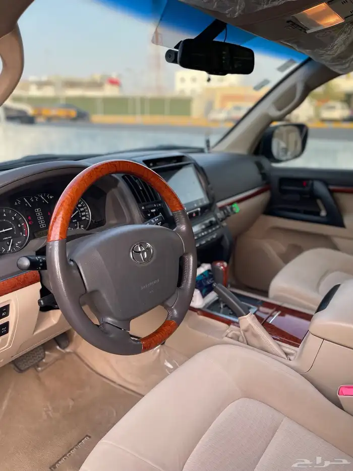 تويوتا لاندكروزر 2015 GXR V8 نسخة 60 عام ممشى قليل 9