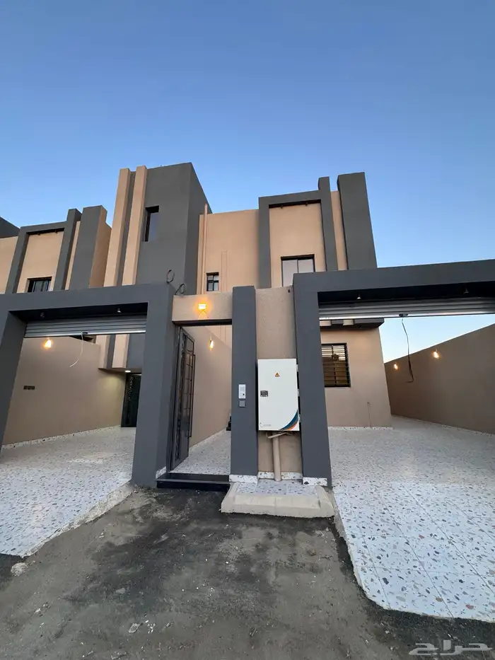 للبيع روف علوى بمدخل سياره مساحه كبيره بالخميس 2