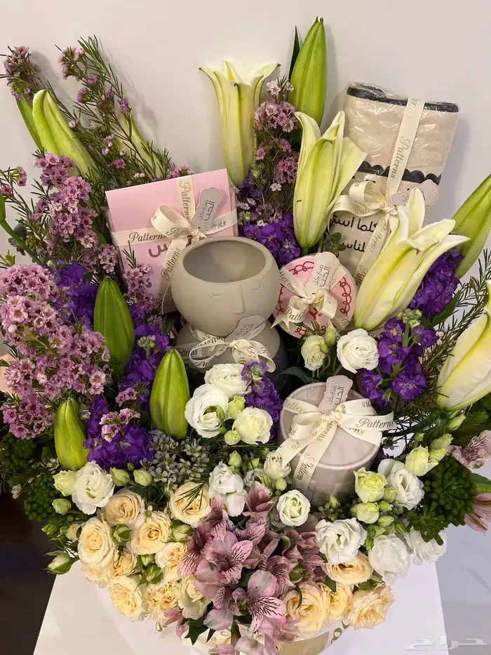 باقة ورد من محل patterns كبيرة وجميلة وفخمة بها تحف 1