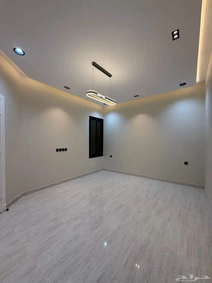 للبيع دور ثاني علوي بسطح خاص 6 غرف سعر 500 الف بحي الراقي 34