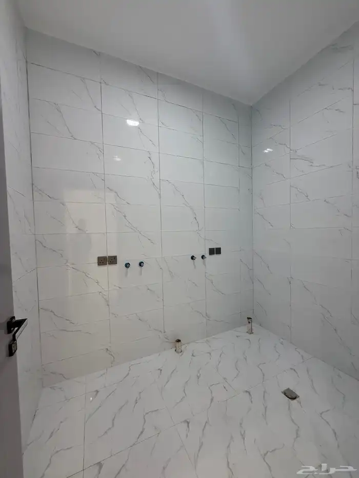 للبيع ارواف علويه وشقق ارضيه ببايكة سيارة ف شمال الخميس 42