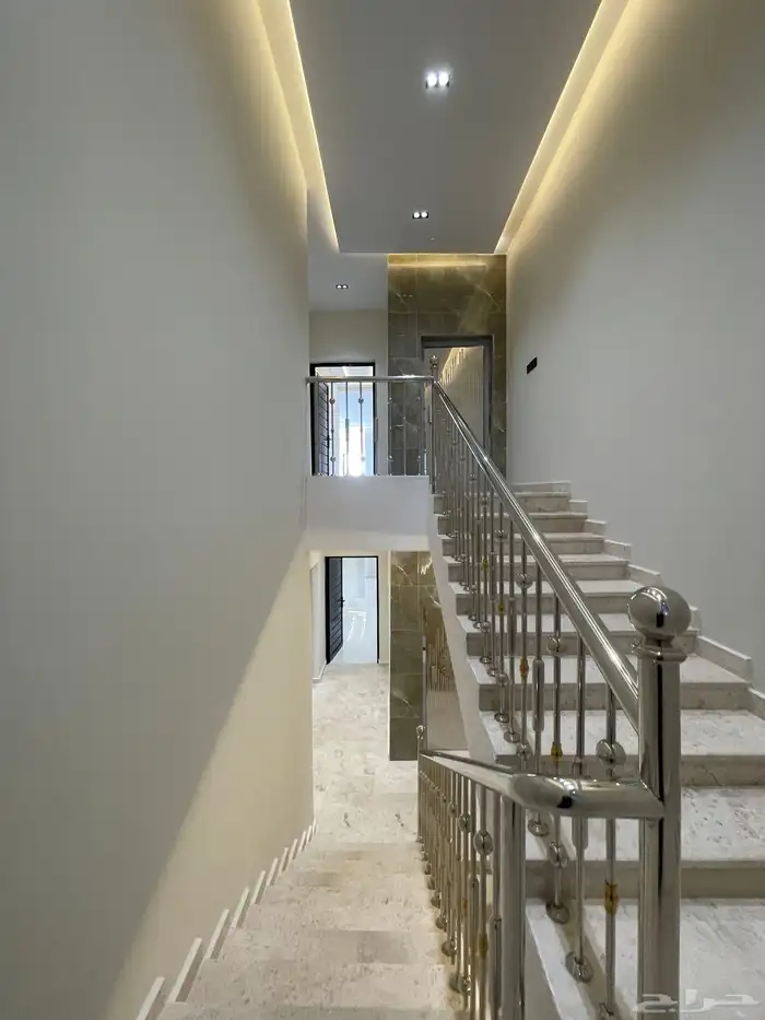 للبيع فيلا روف دور ثانى مع ملحق بدرج خارجى قرب نادى ضمك 20