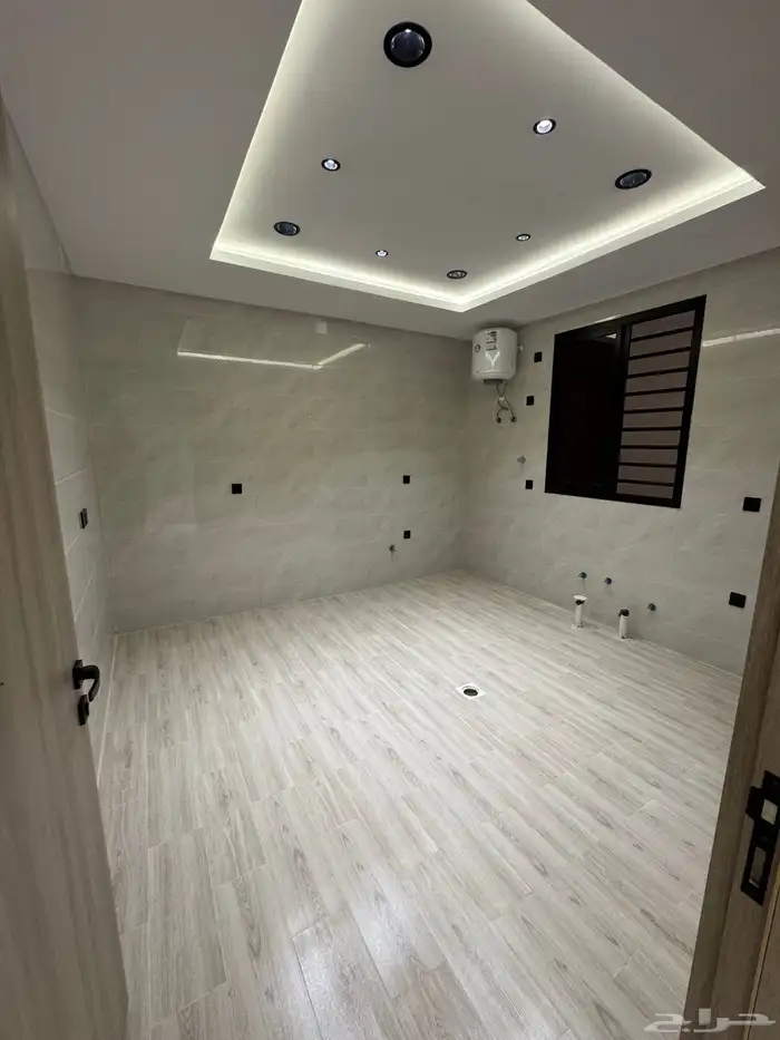 للبيع بأحد رفيده دور تمليك أرضي 6 غرف بمدخل سياره تشطيب vip 10