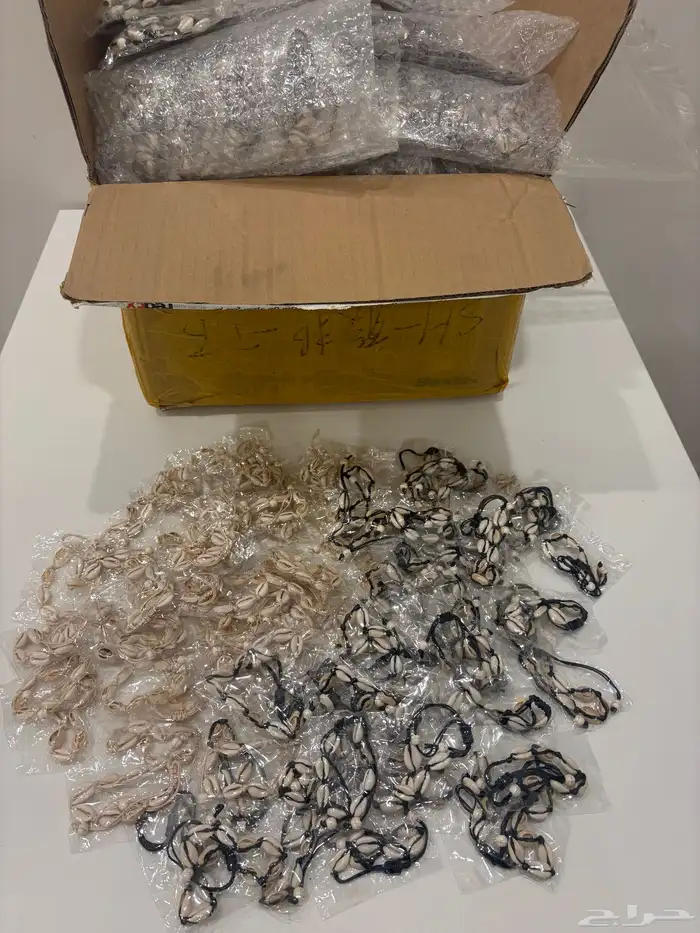 أساور صدف طبيعي بلونين أسود و ابيض 1