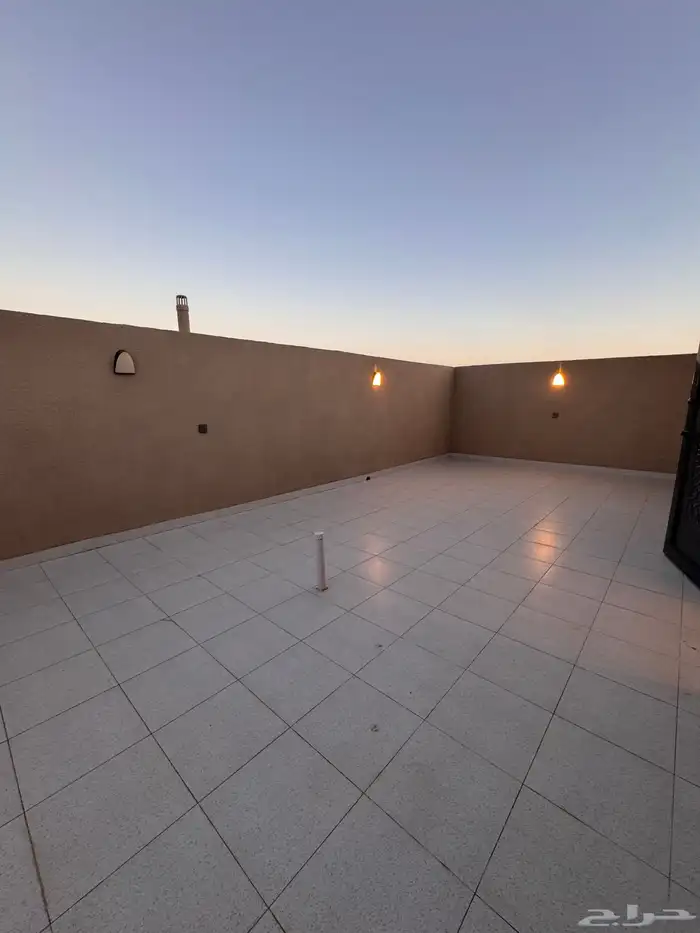 للبيع روف علوى بمدخل سياره مساحه كبيره بالخميس 26