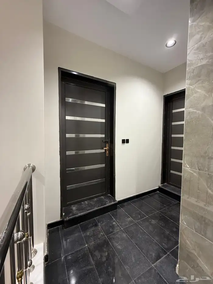 للبيع دور ثاني علوي بسطح خاص 6 غرف سعر 500 الف بحي الراقي 36