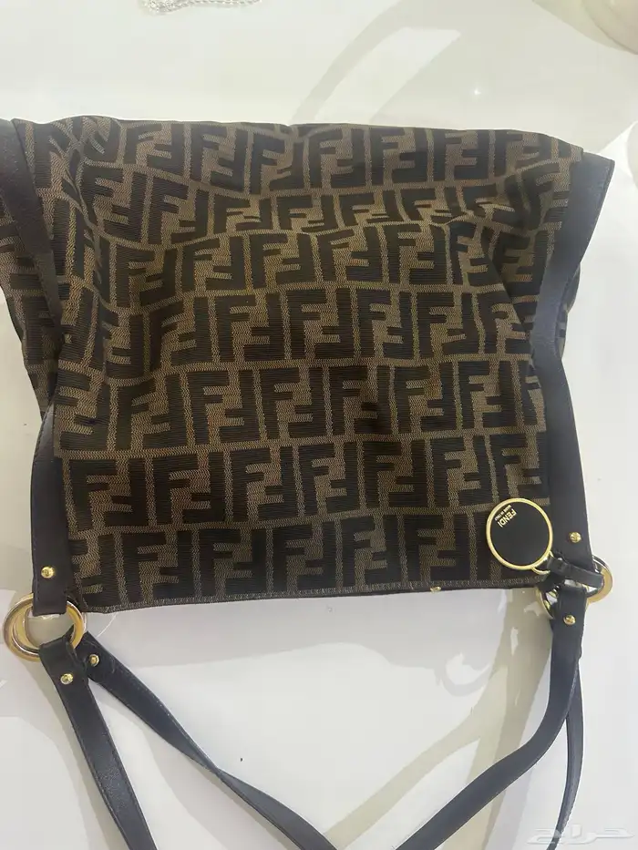 شنطه ماركه فندي اصليه حالتها ممتازه للبيع 4