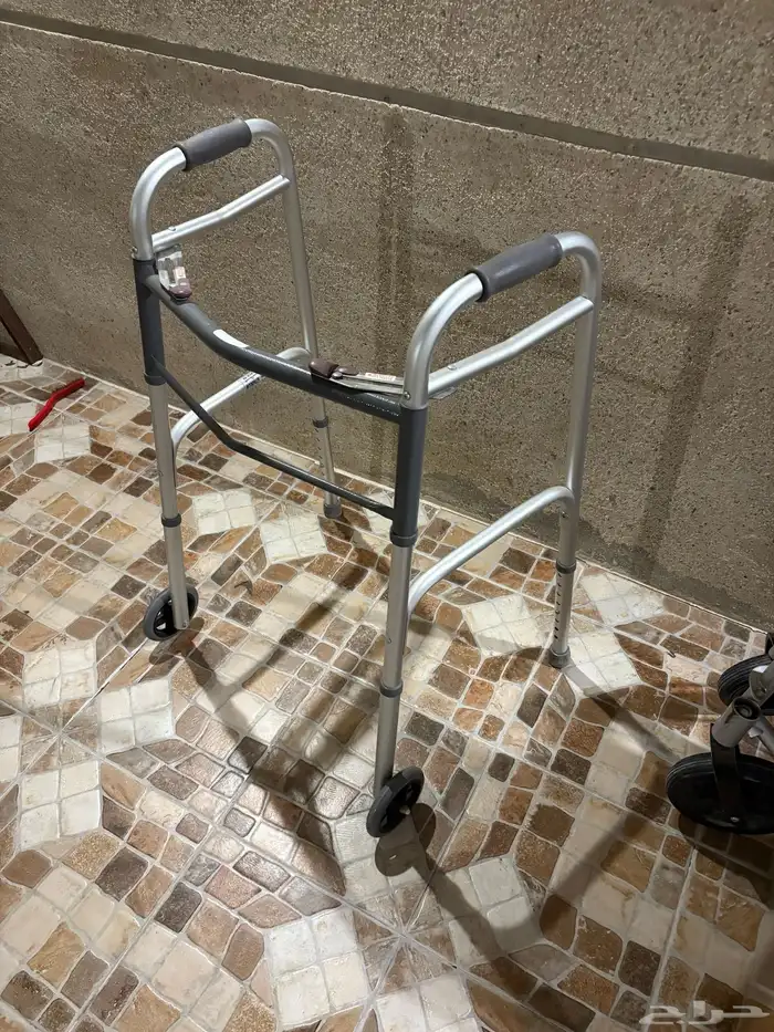 للبيع كرسي ومشايه لا يوجد فيهم عيوب 1