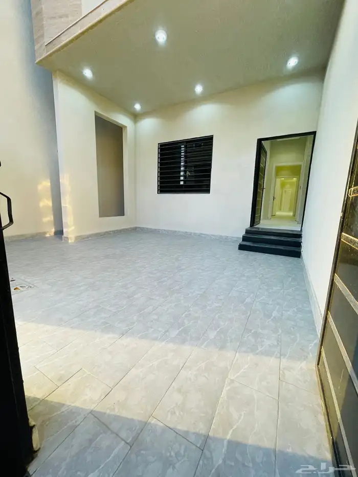 للبيع ادوار ارضي بحوش مدخل سيارة من 550 الف شمال الخميس 4