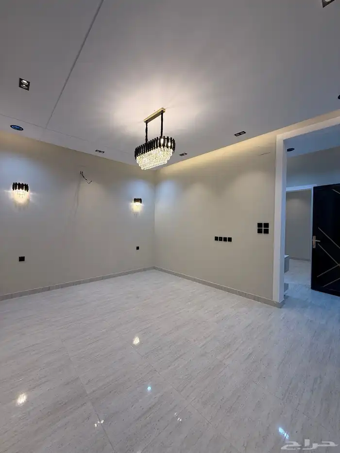 للبيع دور ثاني علوي بسطح خاص 6 غرف سعر 500 الف بحي الراقي 7