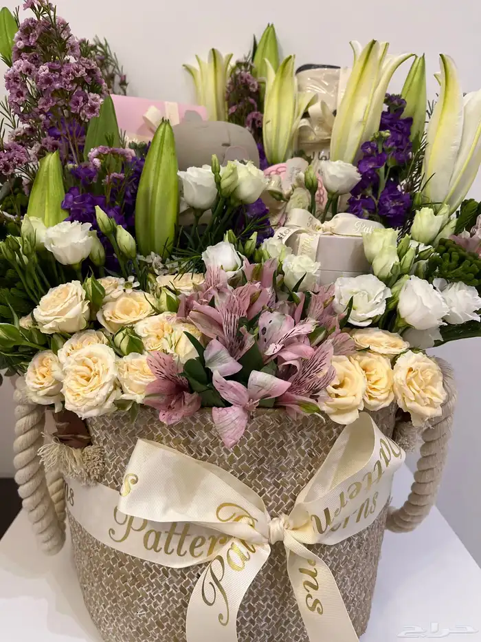 باقة ورد من محل patterns كبيرة وجميلة وفخمة بها تحف 2