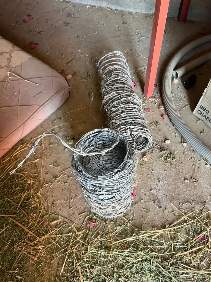 اغراض مزرعة غرفة وشبوك وغيرها 10