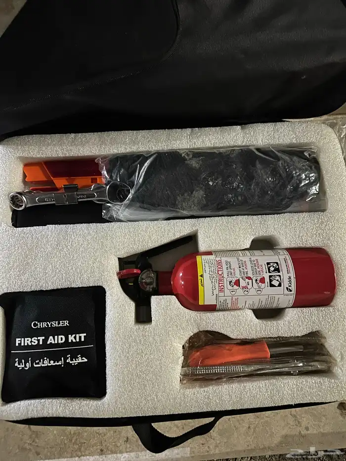 كرايسلر c300 اسود 8 سرندل هيمي 2015 2