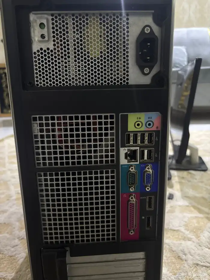 شاشه مع بيسي مع كيبورد و ماوس 2