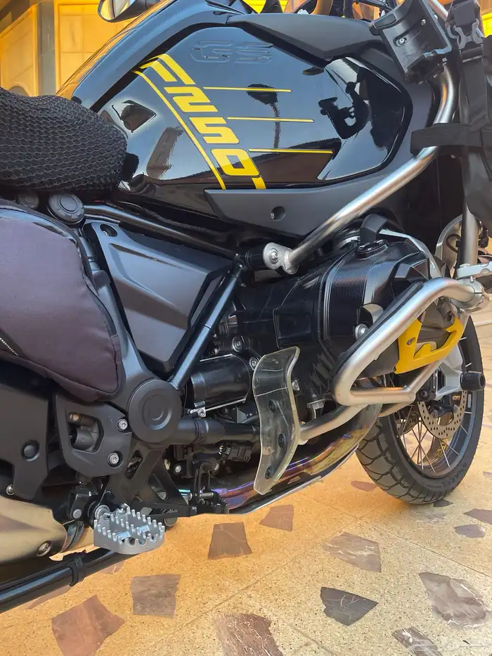 ادفنشر bmw 1250 R 2021 اصدار 40 عام لوحة مميزة 34