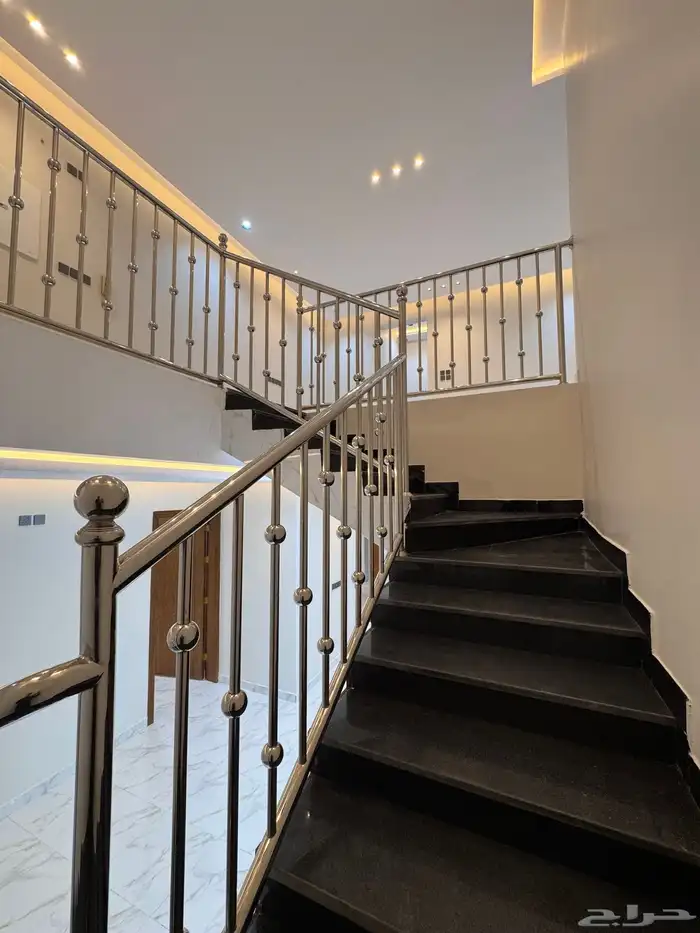 للبيع روف علوى بمدخل سياره مساحه كبيره بالخميس 19