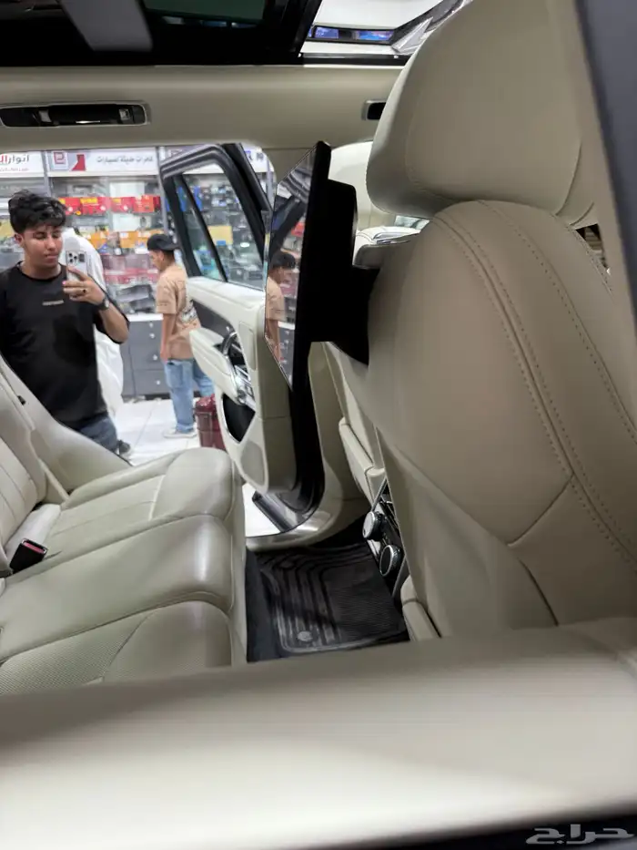 شاشات مراتب خلفية رنج روفر 2024 إلى 2025 نفس شكل الوكا 2