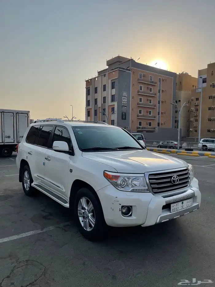 تويوتا لاندكروزر 2015 GXR V8 نسخة 60 عام ممشى قليل 2