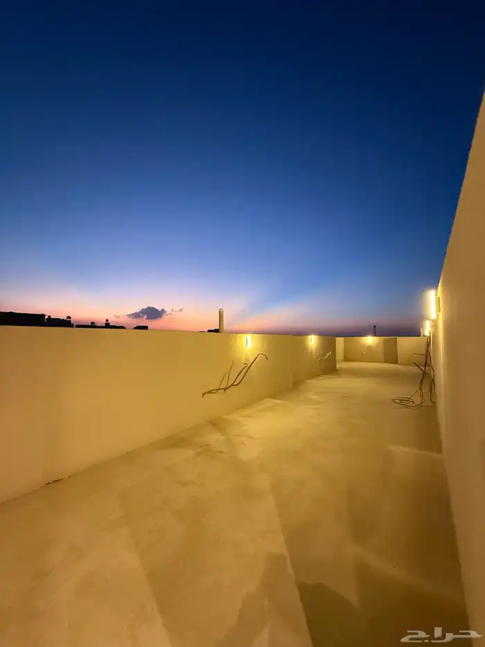 للبيع دور ثاني علوي بسطح خاص 6 غرف سعر 500 الف بحي الراقي 38