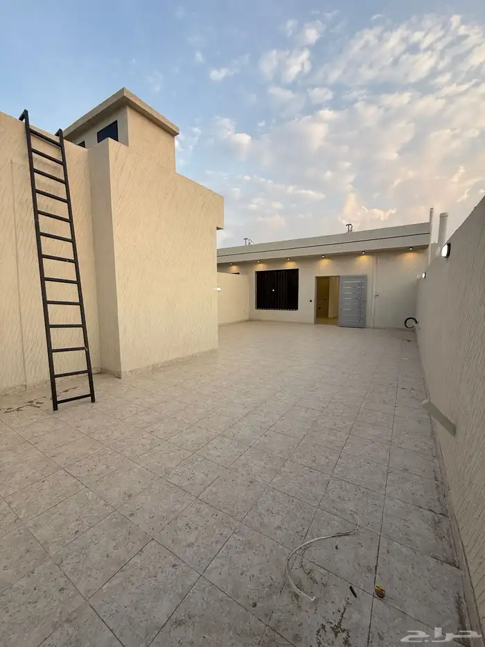 للبيع ارواف علويه وشقق ارضيه تشطيب فندقي ف احد رفيده 45