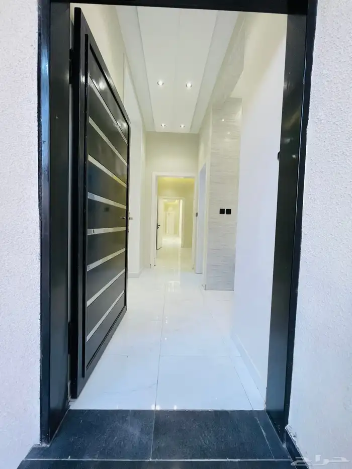 للبيع ادوار ارضي بحوش مدخل سيارة من 550 الف شمال الخميس 5