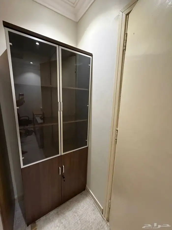 كرسي عدد 2 بحالة ممتازة   خزانة بحالة ممتازة 1