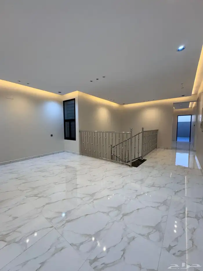 للبيع روف علوى بمدخل سياره مساحه كبيره بالخميس 20