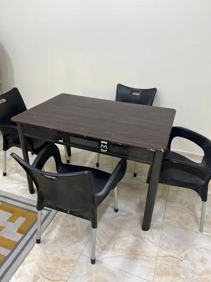 طاوله واربع كراسي 0