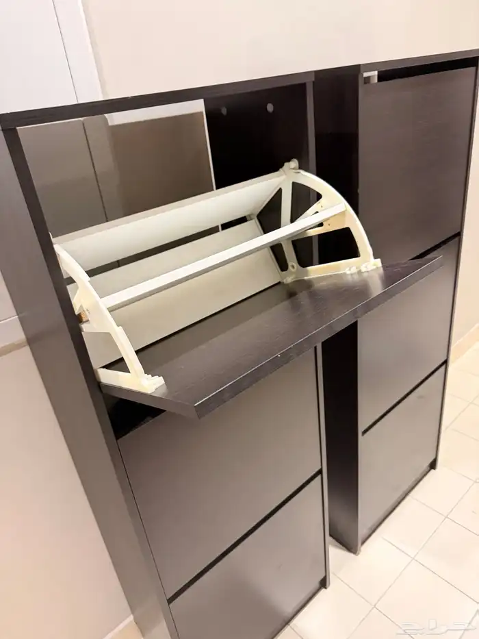 دولاب جزم من ايكا لون اسود ثلاث ادور بحالة ممتازه 2