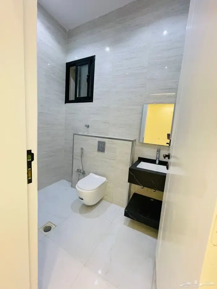 للبيع ادوار ارضي بحوش مدخل سيارة من 550 الف شمال الخميس 15