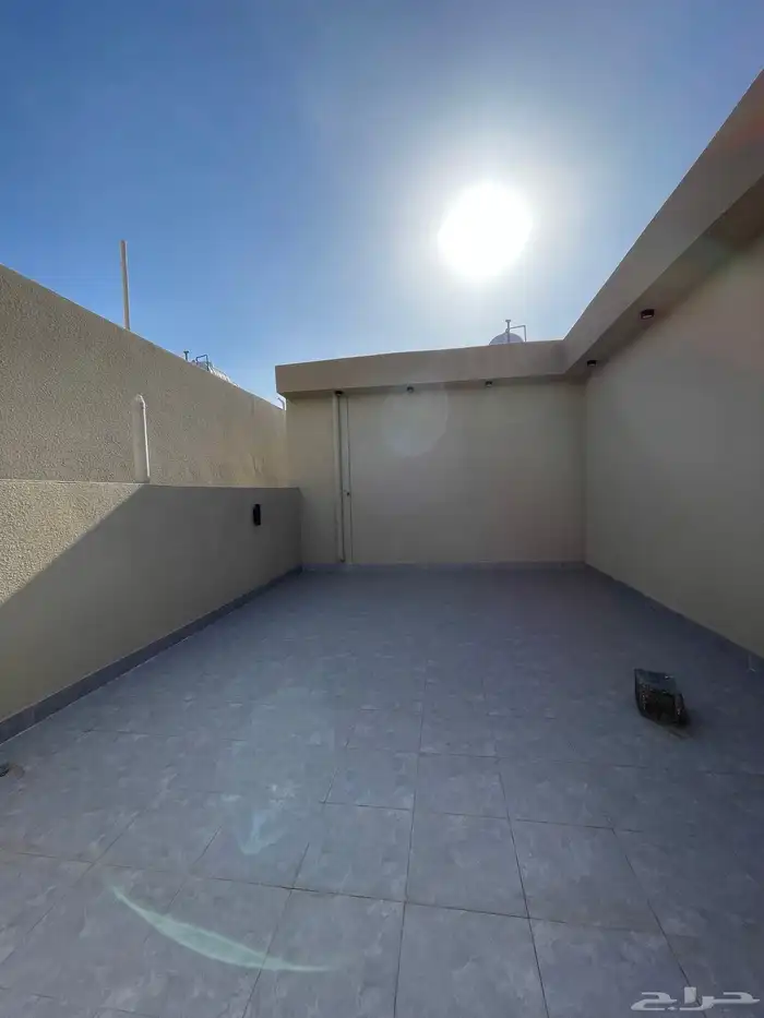 للبيع فيلا روف دور ثانى مع ملحق بدرج خارجى قرب نادى ضمك 21