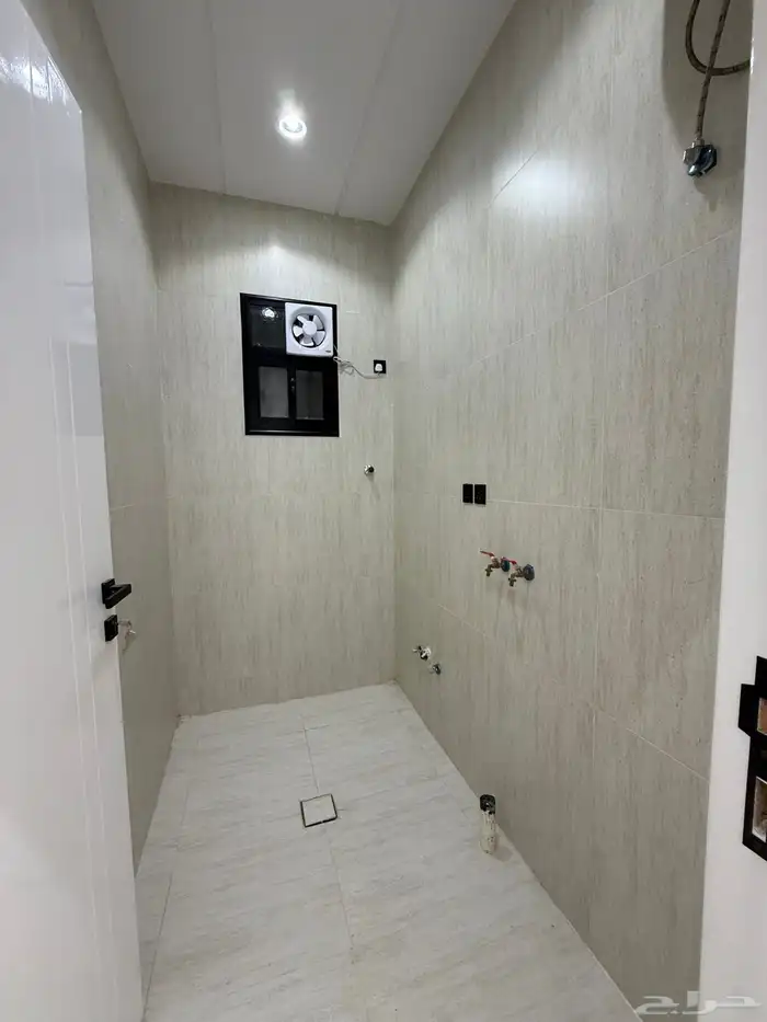 للبيع ارواف علويه وشقق ارضيه تشطيب فندقي ف احد رفيده 13