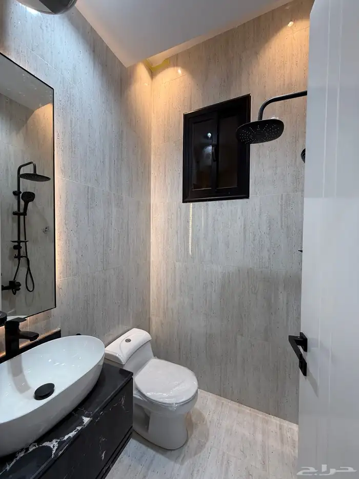 للبيع دور ثاني علوي بسطح خاص 6 غرف سعر 500 الف بحي الراقي 30