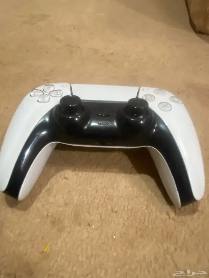 بلاستيشن 5 المساحه 825 مع يد استخدام اول 10